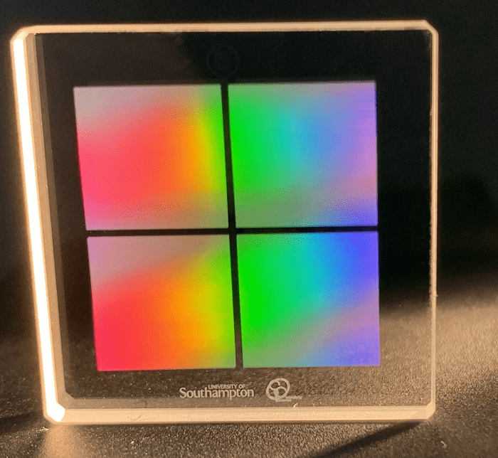 صفحه شیشه‌ای دیسک نوری 5 بعدی با ظرفیت 500 ترابایت